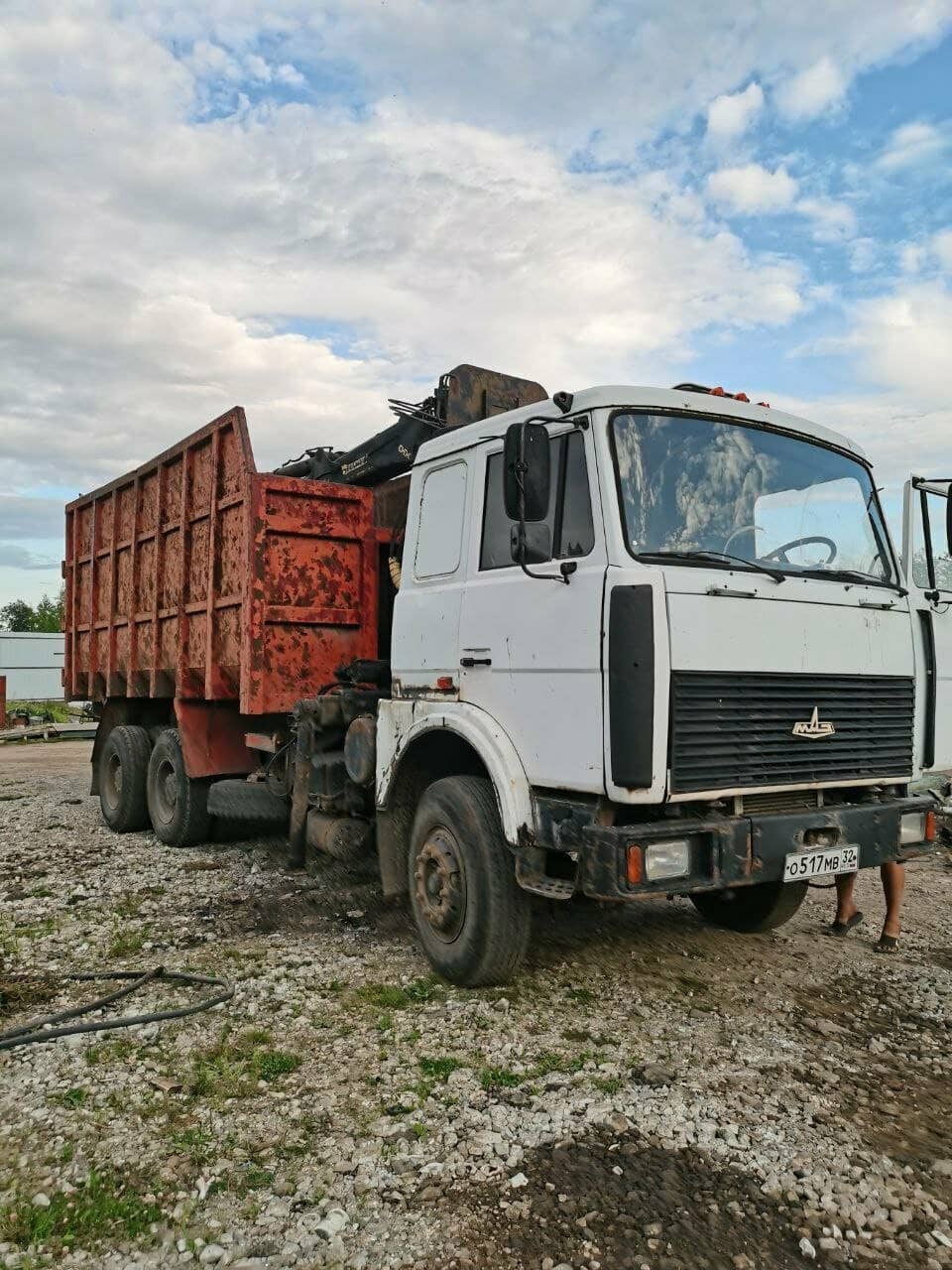Самосвал с манипулятором на площадке приёма металлолома